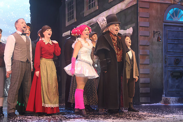 Das Musical "eine Weihnachtsgeschichte" begeisterte bei der Premiere am 27.11.2024 im Deutschen Theater die Gäste (©Foto: Martin Schmitz) 